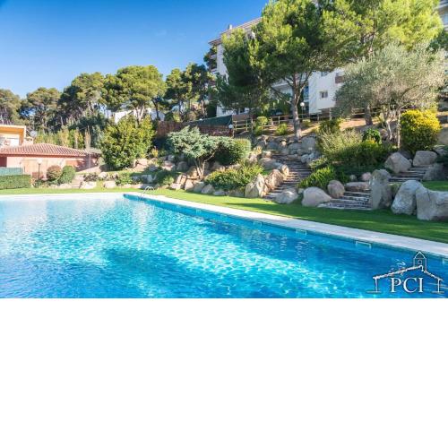 Sol Pins, 2 bedroom, communal pool, walk to the beach sc90 sc90b