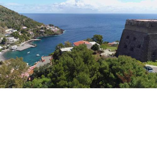 Sotto la Torre e sopra il Porticciolo