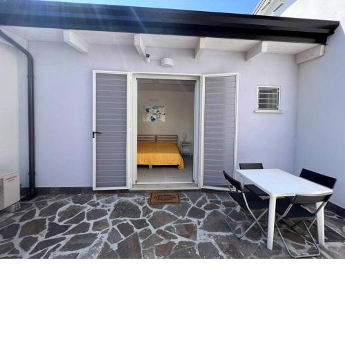 Sottocosta dependance: stanza con bagno e parking