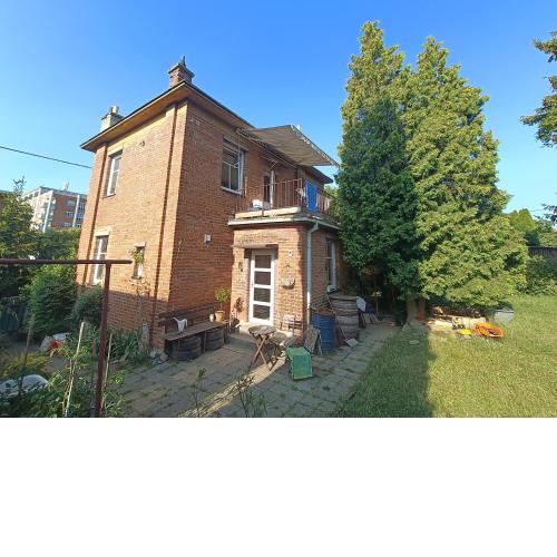 Soukromé horní patro, 3 ložnice, koupelna, vařič, balkon - Přízemí sdílené s hostitelem, kočkami a malým psem - celý dům po domluvě, pište!