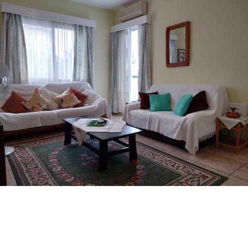 Spacious 1 Bedroom Apartment, 5 min from the Beach