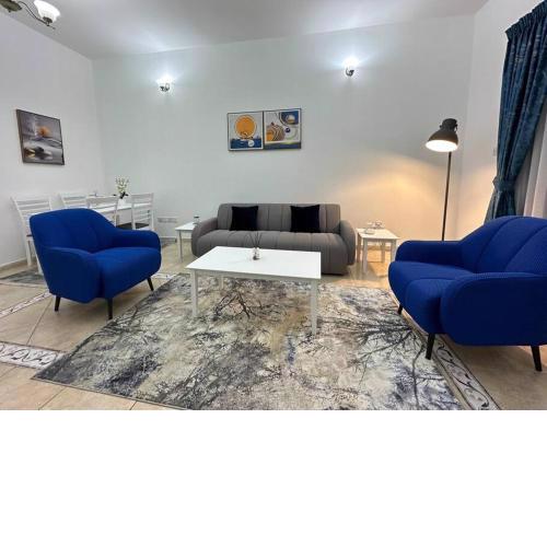 SPACIOUS 1BR APT near everything