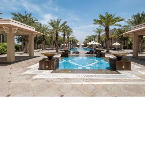 Spacious 2-bedroom beachfront apartment with pool