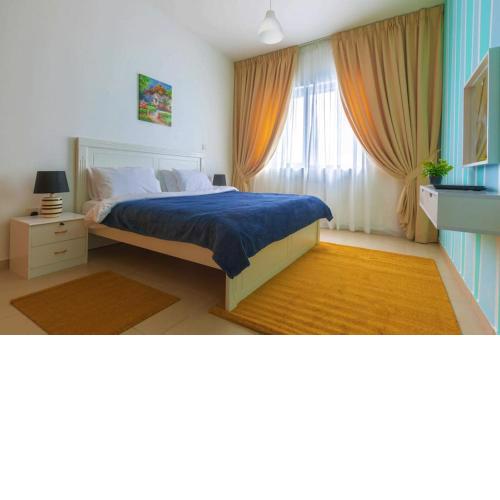 SPACIOUS 3 Bedroom Apartm Beach Front (Side View)