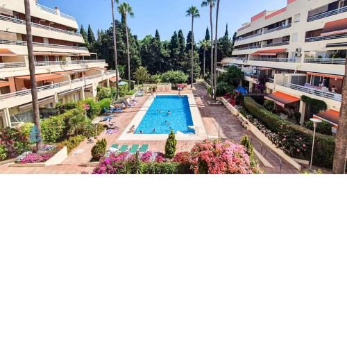 Spacious 3-bedroom apartment on the second line from the beach in the center of Marbella, in the Parque Marbella building.