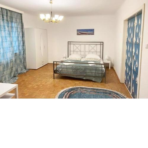 Spacious 3BR Apartment w/Balcony in Prime Location