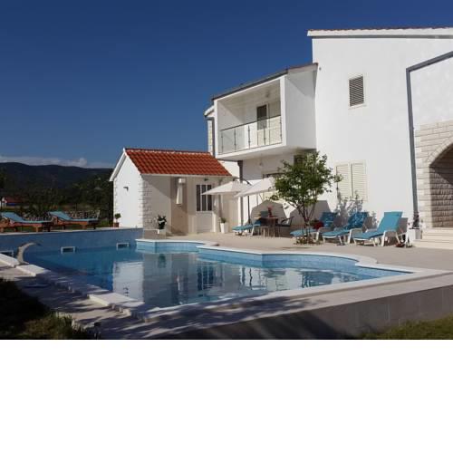 Spacious 4 bedroom apartment with lovely veranda, shared pool, sauna & fitness