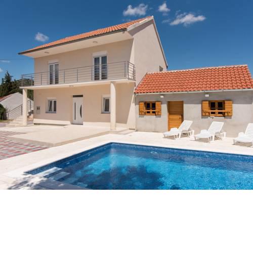 Spacious 4 bedroom holiday home with private swimming pool, fenced garden, BBQ
