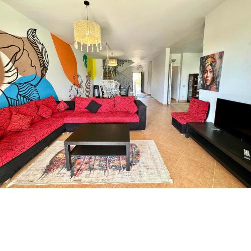 Spacious 5BR Cozy Beachfront Villa - Stunning Views