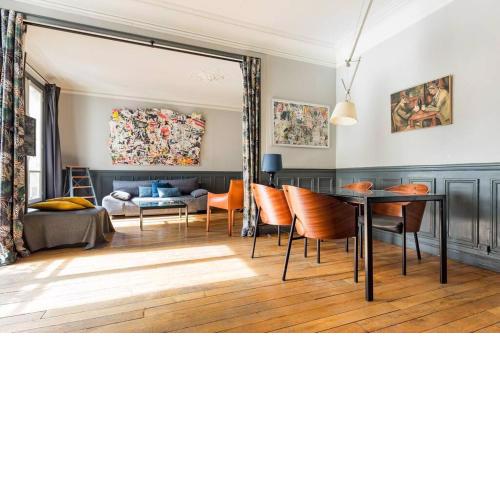 Spacious and Bright 2 Bedroom Apartment, Typically Parisian, Montmartre-Opera, Central Paris
