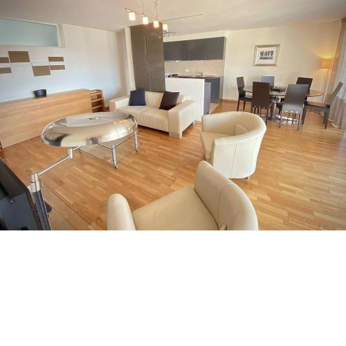 Spacious and bright 2 bedroom apartment with terrace