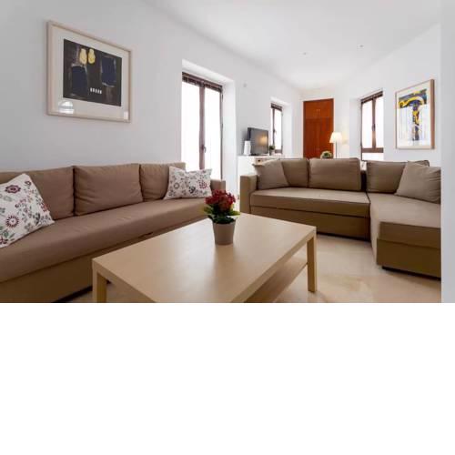 SPACIOUS and BRIGHT APARTMENT in GREAT LOCATION