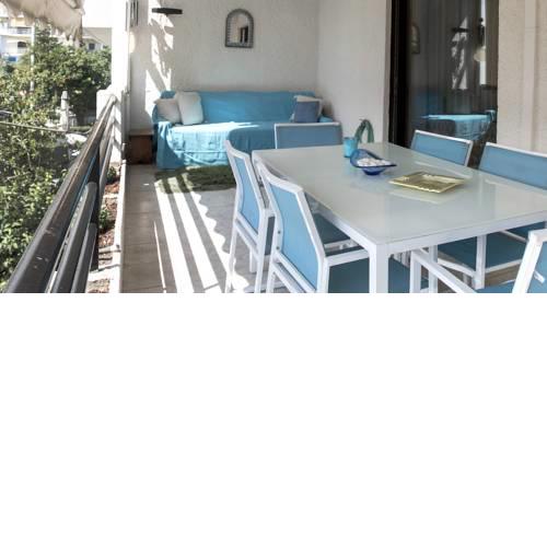 Spacious apartment by the seaside