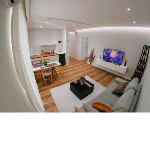 Spacious APT 9min walk from square Queen bed