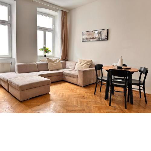 Spacious central 4-Room Suite for 6 - Near Subway
