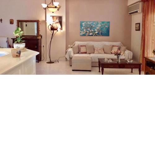 Spacious contemporary 3 b/room apartment in the city center