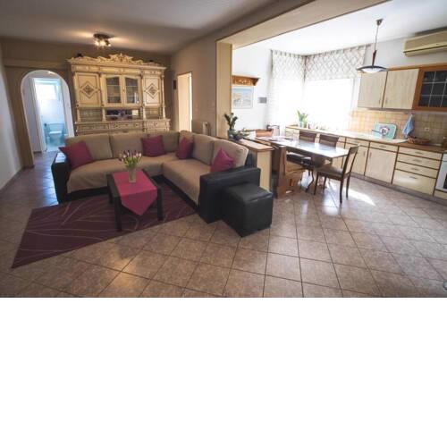 Spacious Detached House With Courtyard- Sunny Home