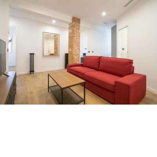 Spacious double Room in an apartment with a private balcony, in Madrid