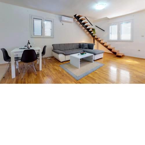 Spacious Duplex in Old town