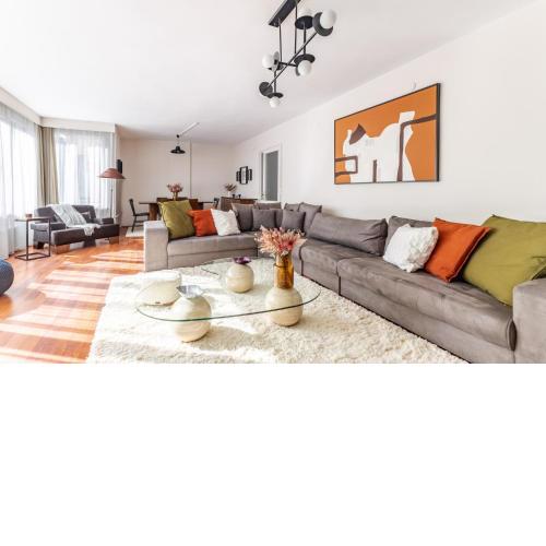 Spacious Flat w Balcony 3 min to Bagdat Ave