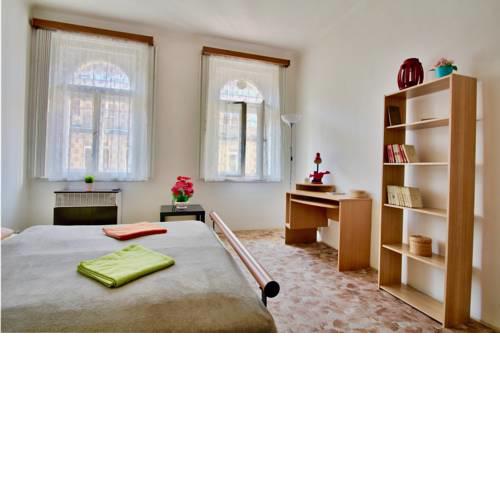 Spacious Flatel for 3 close to Charles square