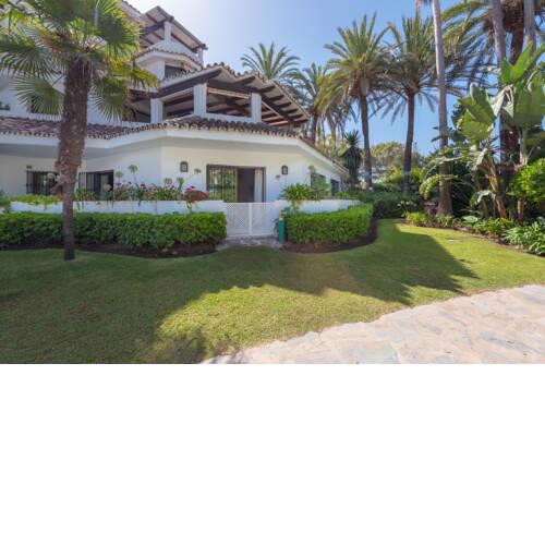 Spacious frontline beach apartment with sea view, 20 metres from Golden Beach!