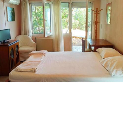 Spacious guesthouse with garden and seaview