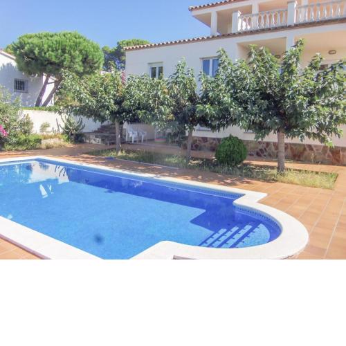 Spacious Holiday Home in L'Escala with Swimming Pool