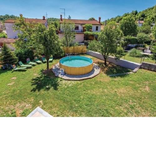 Spacious Holiday Home in Zvoneće with Jacuzzi
