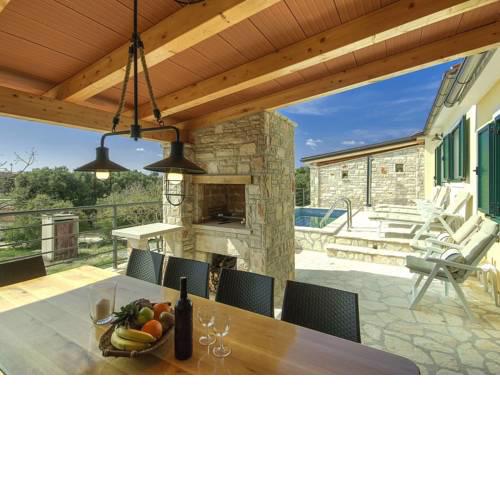 Spacious Home with Swimming Pool near Sea in Vodnjan