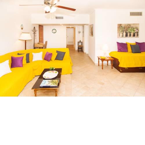 Spacious & Luminous 2nd Floor Apt. 5mins To The Beach