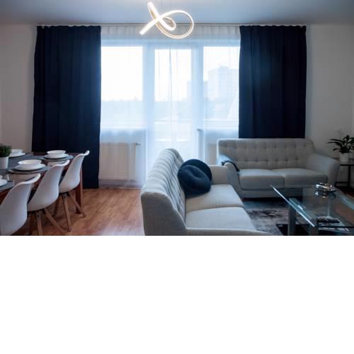 Spacious Modern Apt & FREE Parking with good access to the centre