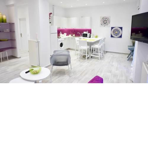Spacious Modern Apt in Athens near Metro