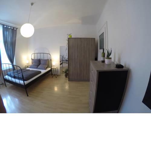 spacious quiet room near the centre