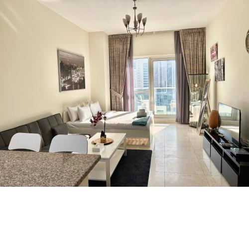 Spacious Studio Flat with Balcony in Business Bay