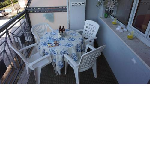 Spacious three-room apartment with terrace and swimming pool