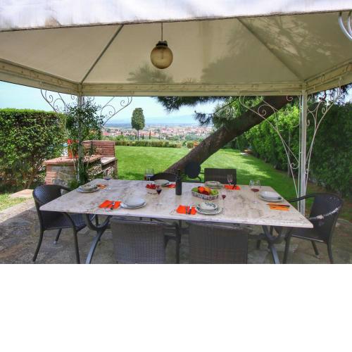 Spacious Villa in Monte San Savino with Swimming Pool