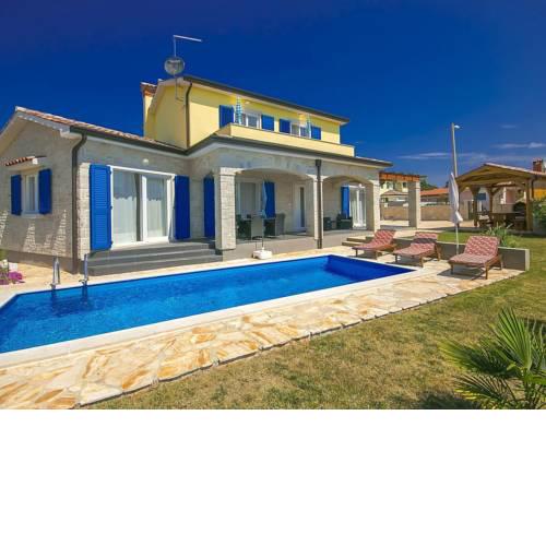 Spacious Villa in Nova Vas with Swimming Pool