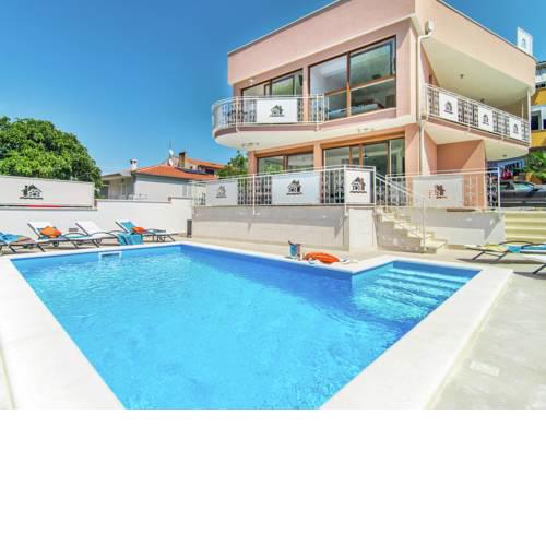 Spacious Villa Novigrad with Jacuzzi