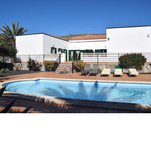 Spacious villa with good location in the north, just 15 min from the beach