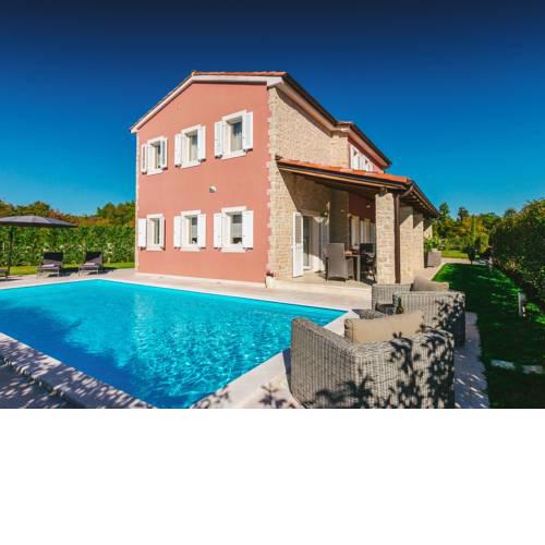 Spacious Villa with Private Swimming Pool in Svetvincerbat