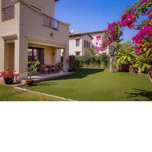 Spacious,amazing villa with a beautiful blooming garden!