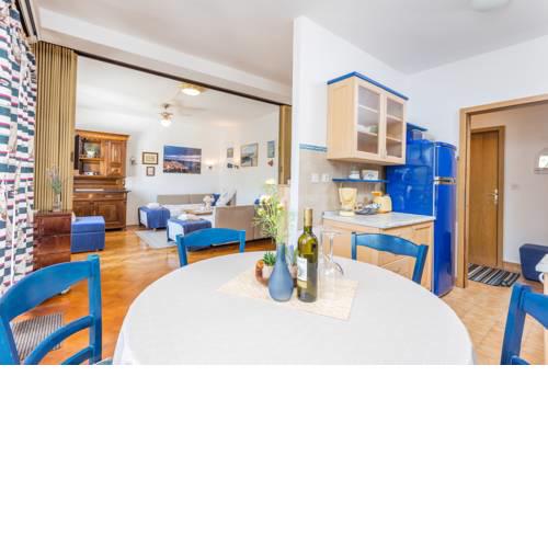 Spacious,lovely place with terrace