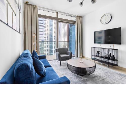 Special Deal! Luxurious 2 BR Apartment in Prime Location!