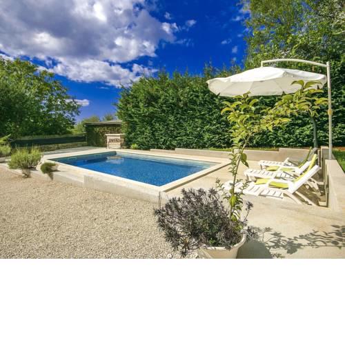 Splendid Holiday Home with Swimming Pool in Visnjan