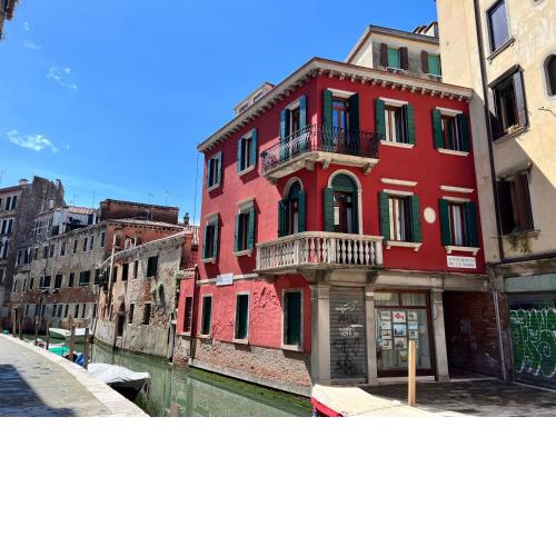 Splendid “True Venice Apartment” overlooking water