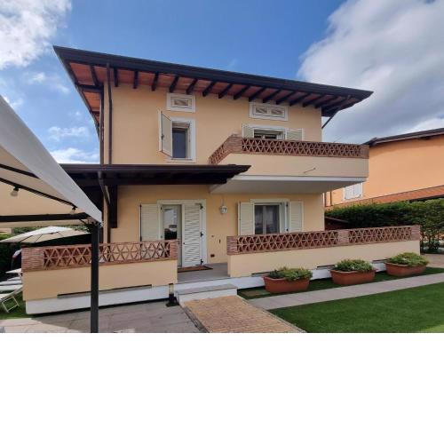 Splendid Villa in Pietrasanta, top location in Versilia