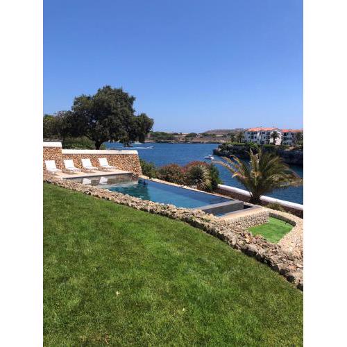 Splendide Villa les pieds dans l'eau dans la baie de Mahon