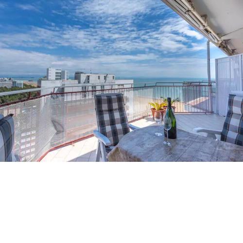 Splendido attico, piscina e vista mare