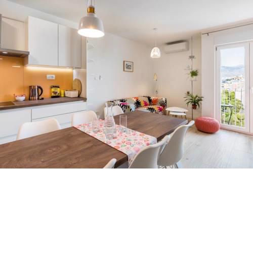 Split Luxury Urban Retreat-3BRs,4ACUs,free parking